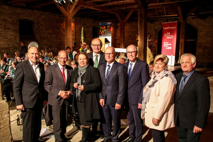 Sind dankbar für die Arbeit der Landwirte: Christoph Rüther, Bürgermeister der Stadt Wünnenberg, Karl-Heinz Wange, MdB a.D., Ursula Heinen-Esser, NRW-Ministerin für Umwelt, Landwirtschaft, Natur und Verbraucherschutz, Landtagsabgeordneter Bernhard Hoppe-Biermeyer, Hubertus Beringmeier, Vorsitzender des Landwirtschaftlichen Kreisverbandes Paderborn, Kornelia Wegener, Vorsitzende Kreislandfrauenverband Paderborn-Büren und Kreislandwirt Johannes Giesguth. (Foto: © Amt für Presse- und Öffentlichkeitsarbeit, Kreis Paderborn, Meike Delang)